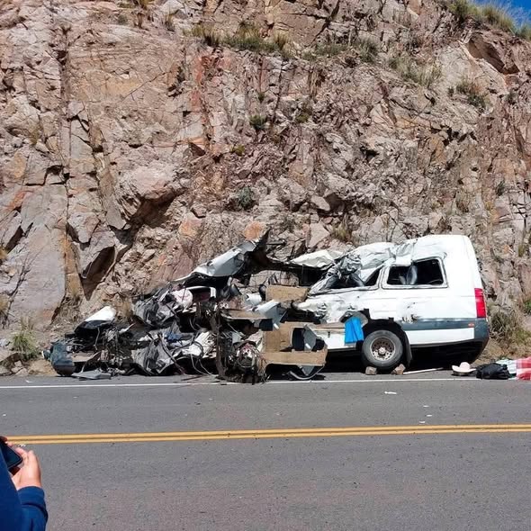 #JULIACA AL MENOS 7 FALL3ClD0S EN CHOQUE FRONTAL DE TRAILER Y MINIVAN EN CERRILLOS, EN LA VIA JULIACA – AREQUIPA EN SANTA LUCIA.